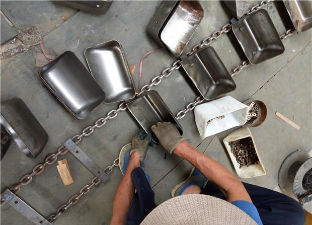 環(huán)鏈斗式提升機(jī)鏈條料斗安裝